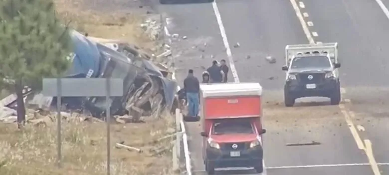 Reportan volcadura de tráiler en la autopista Pátzcuaro-Cuitzeo