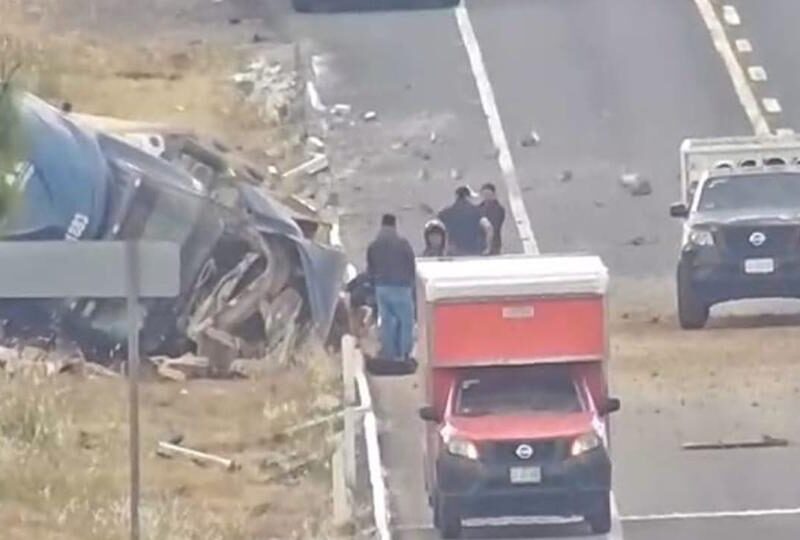 Reportan volcadura de tráiler en la autopista Pátzcuaro-Cuitzeo