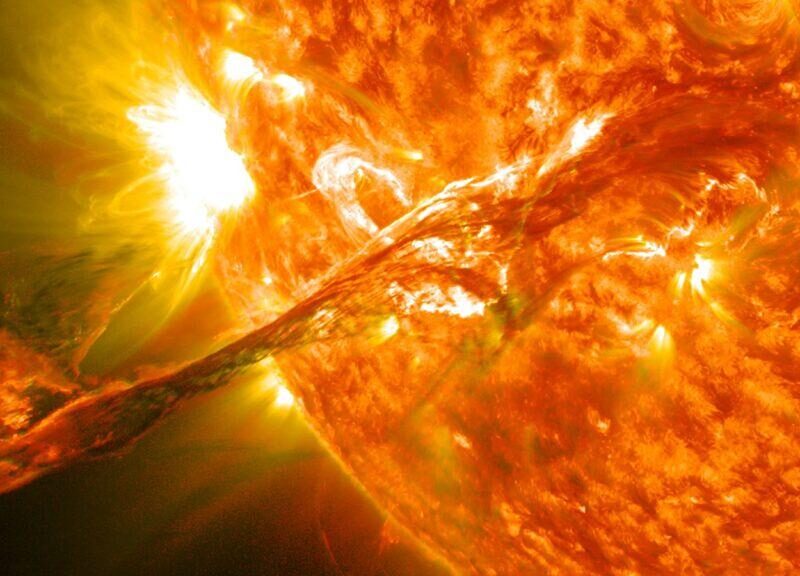 Representación de erupción solar que interrumpe las comunicaciones en la tierra