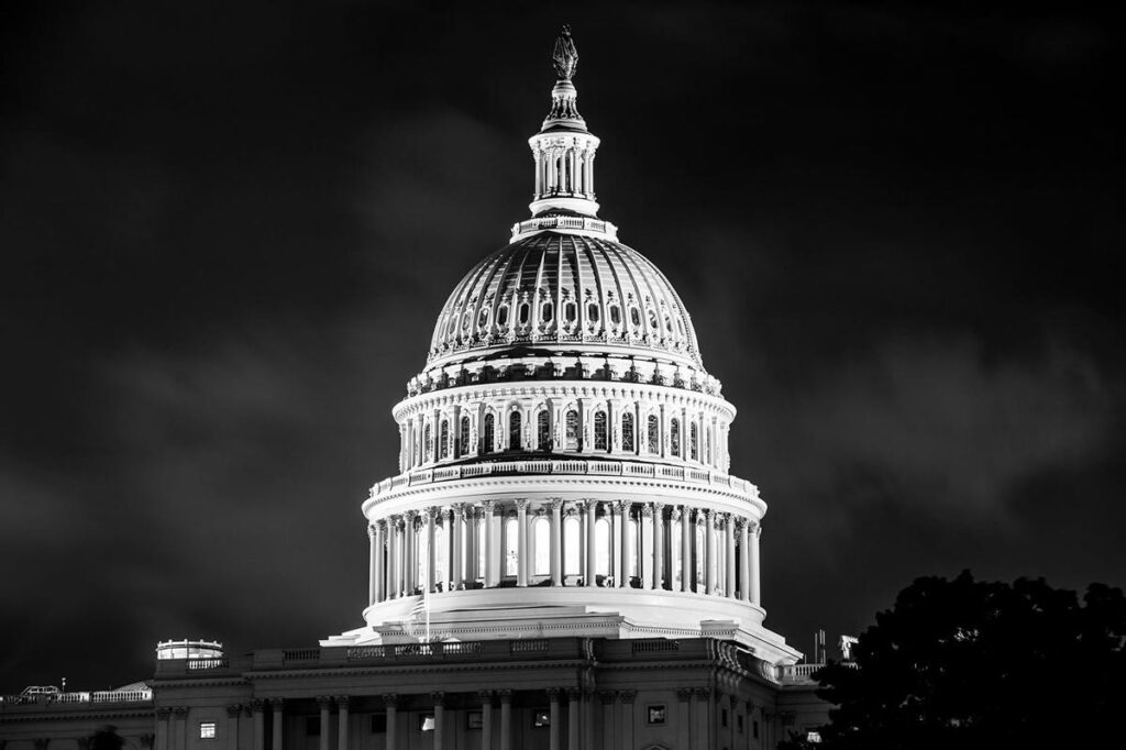 Republicanos asestan golpe al plan fiscal de Trump y frenan impuesto a remesas