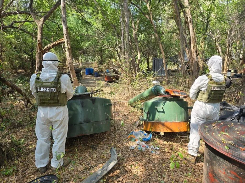 Revientan un mega-narcolaboratorio en Tepalcatepec