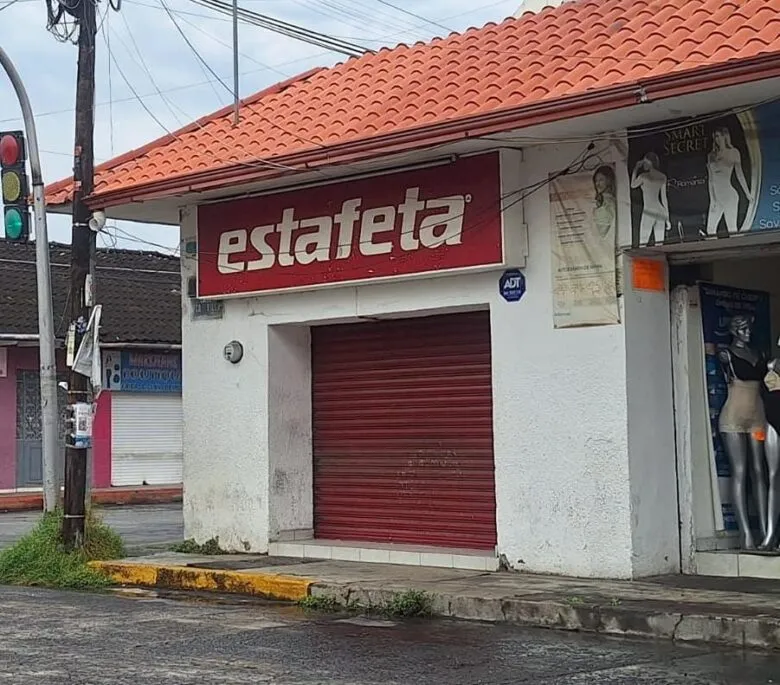 Rompen candados y roban a la empresa de paquetería 'Estafeta' en Uruapan