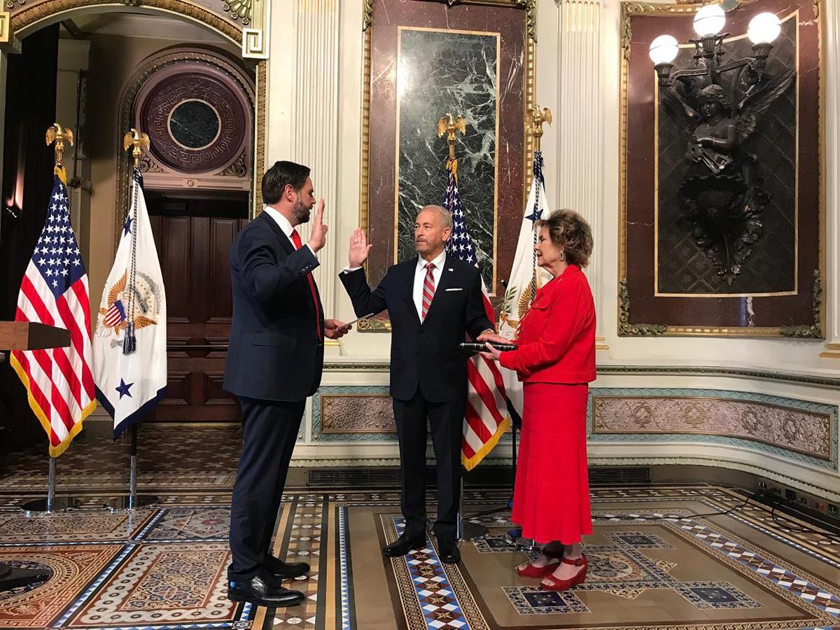 Ron Johnson rinde protesta como nuevo embajador de EU en México