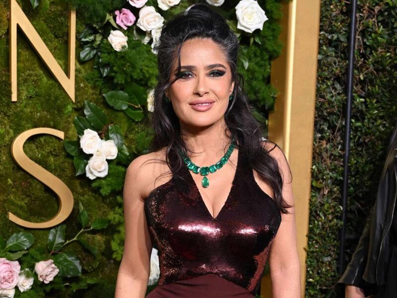 ¡Salma Hayek deslumbra en bikini y reafirma su estatus de ícono internacional!