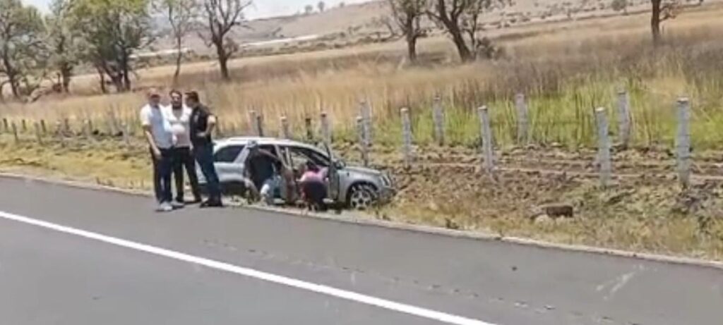 Se accidentan 2 vehículos en la México-Guadalajara, a la altura de Huaniqueo