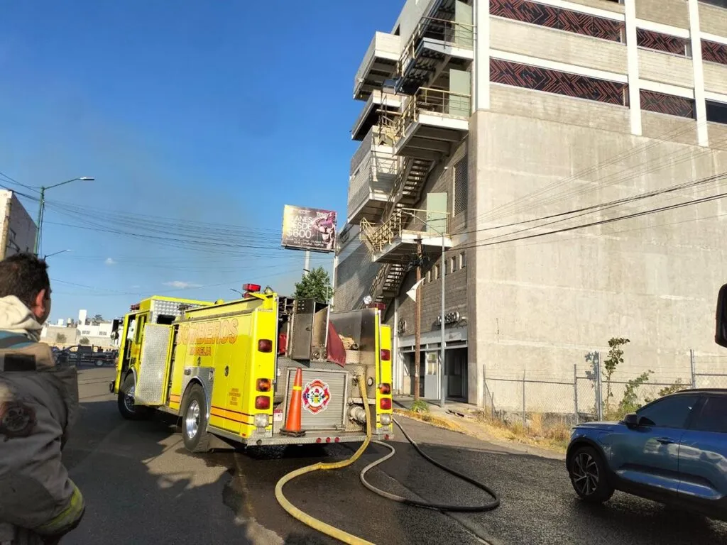 Se quema un vehículo eléctrico en el estacionamiento del gimnasio Seven Days Express Altozano