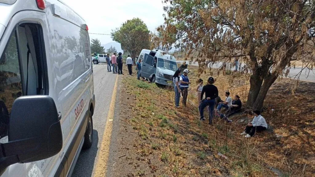 Se registra choque entre 2 camionetas en la Morelia-Pátzcuaro; hay varios lesionados