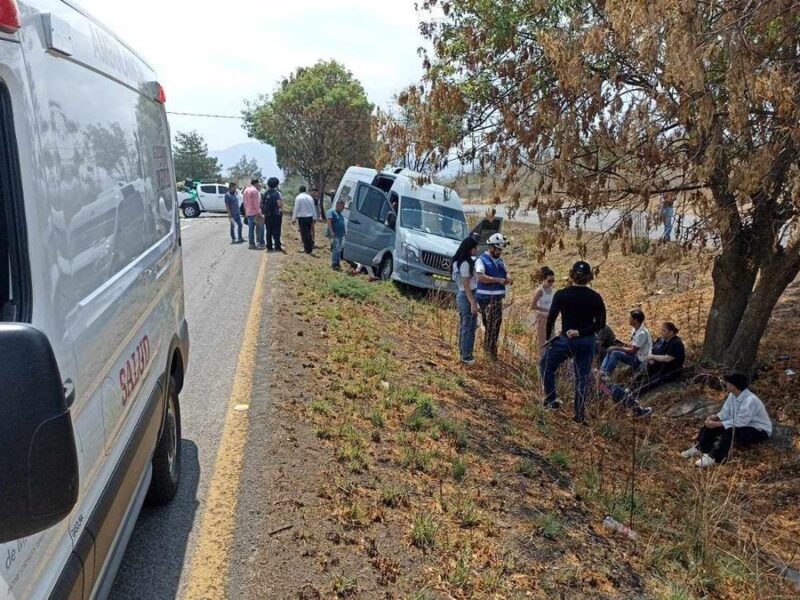 Se registra choque entre 2 camionetas en la Morelia-Pátzcuaro; hay varios lesionados