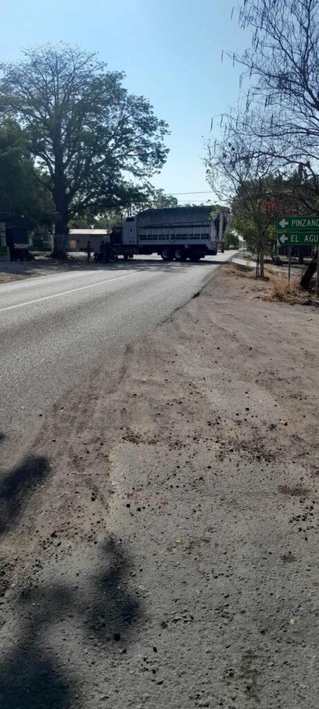 Se registra enfrentamiento armado, bloqueos carreteros y quema de vehículos en Tierra Caliente-3