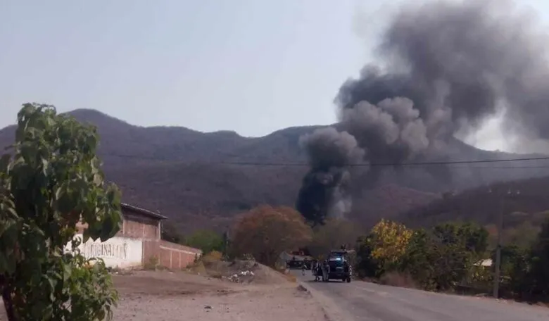 Se registra enfrentamiento armado, bloqueos carreteros y quema de vehículos en Tierra Caliente