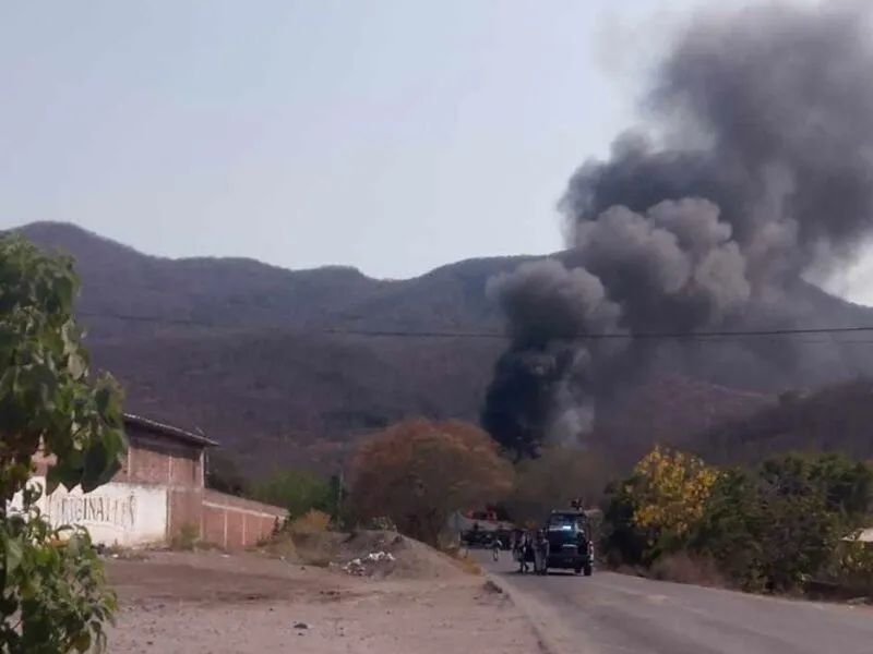 Se registra enfrentamiento armado, bloqueos carreteros y quema de vehículos en Tierra Caliente