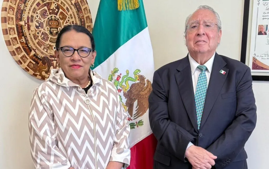 Segob lleva al Vaticano carta invitación a México para el papa León XIV