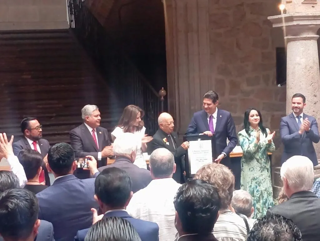 Suárez Inda Recibe la presea Generalísimo Morelos