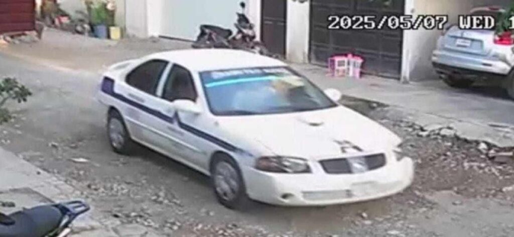 Taxi robado aparece calcinado en Apatzingán