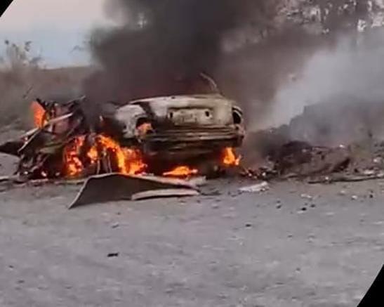 Taxi robado aparece calcinado tras presunto ataque con dron en Apatzingán