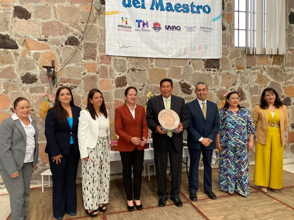 Tere Herrera reconoce a maestros