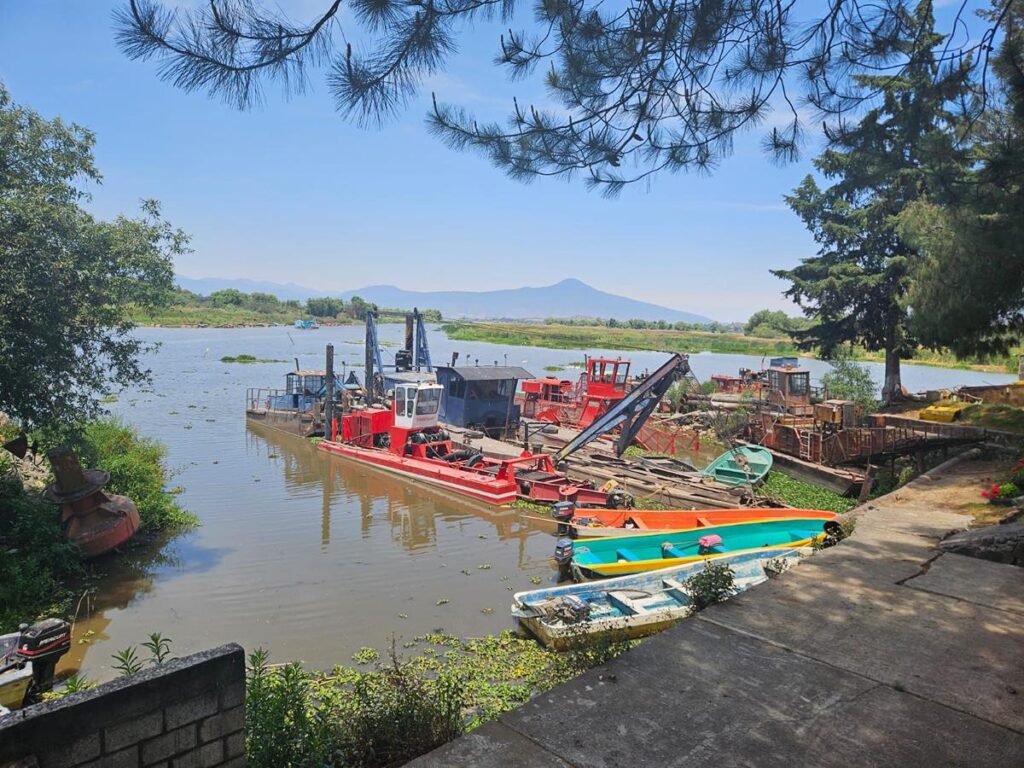 Trabajos de rescate en el lago de Pátzcuaro
