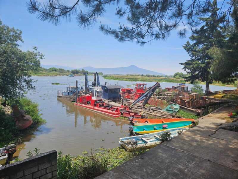 Trabajos de rescate en el lago de Pátzcuaro