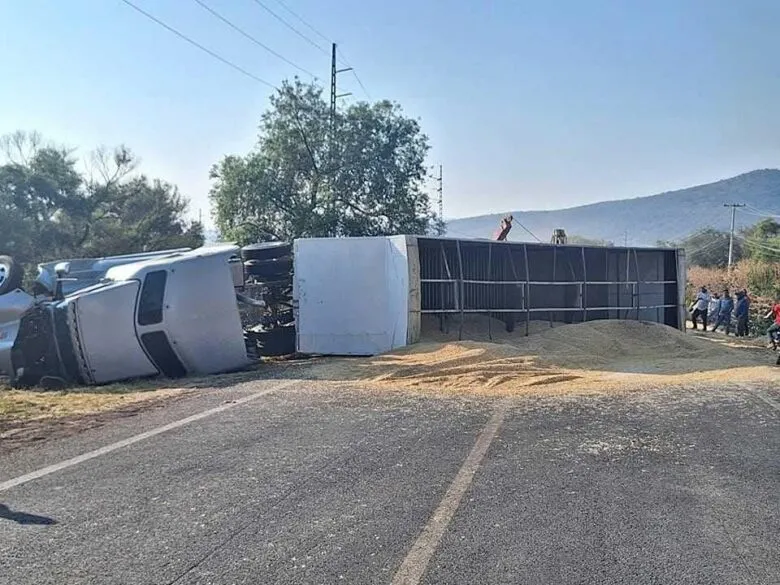 Tráiler sufre volcadura y bloquea completamente la carretera Puruándiro-Villachuato