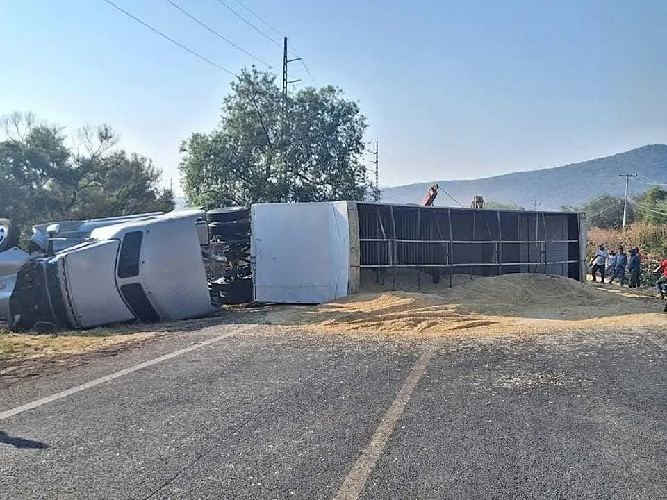 Tráiler sufre volcadura y bloquea completamente la carretera Puruándiro-Villachuato