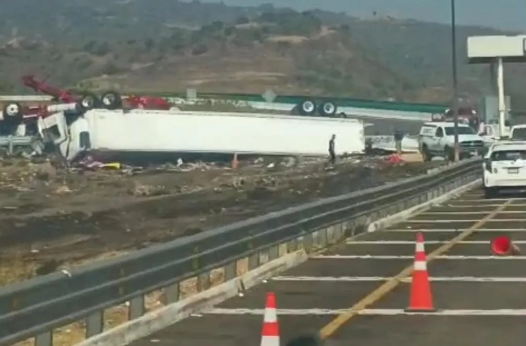 volcadura de tráiler en la Cuitzeo-Pátzcuaro deja un muerto y un herido