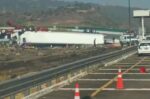 Un muerto y un herido por volcadura de tráiler en la Cuitzeo-Pátzcuaro