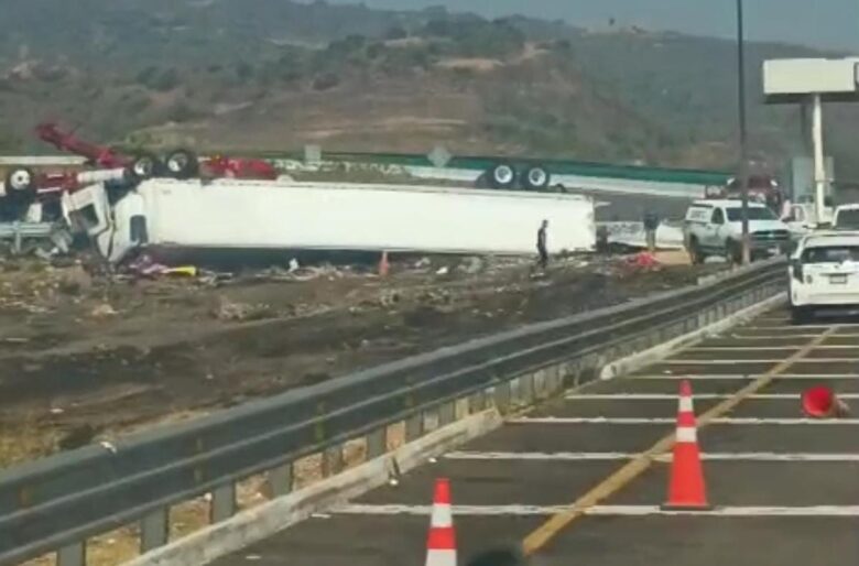 volcadura de tráiler en la Cuitzeo-Pátzcuaro deja un muerto y un herido