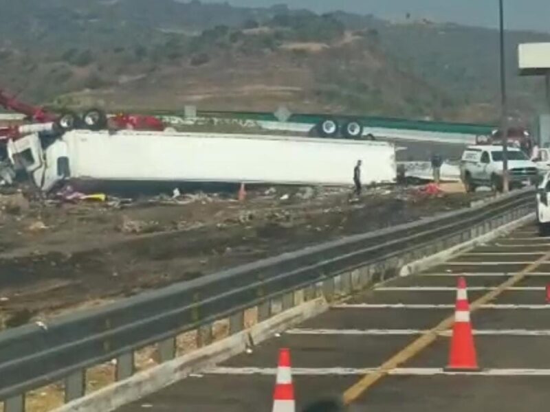 volcadura de tráiler en la Cuitzeo-Pátzcuaro deja un muerto y un herido