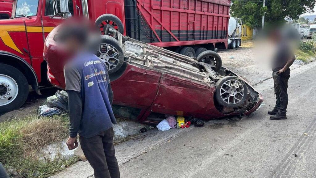Volcadura vehicular deja al menos 4 heridos en la Morelia-Salamanca