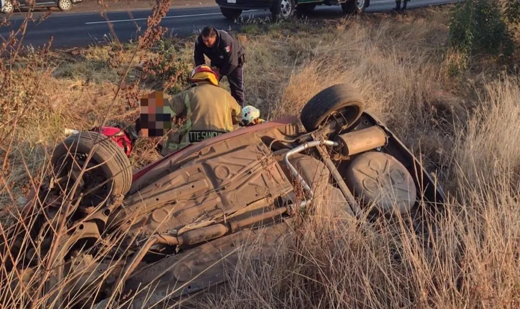 Vuelca auto en la Morelia-Pátzcuaro; hay un herido