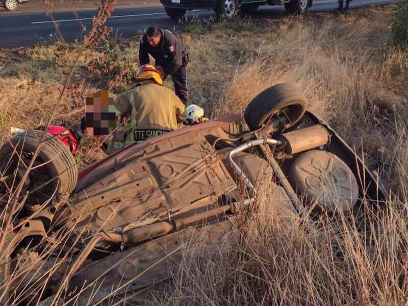 Vuelca auto en la Morelia-Pátzcuaro; hay un herido