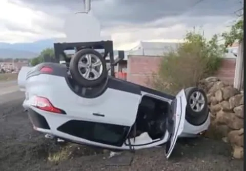 Vuelca camioneta en la Pátzcuaro-Morelia; no se reportan lesionados de gravedad