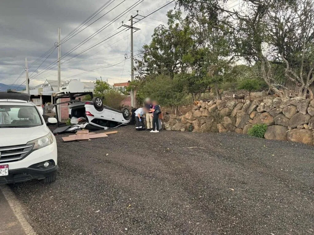 Vuelca camioneta en la Pátzcuaro-Morelia; no se reportan lesionados de gravedad