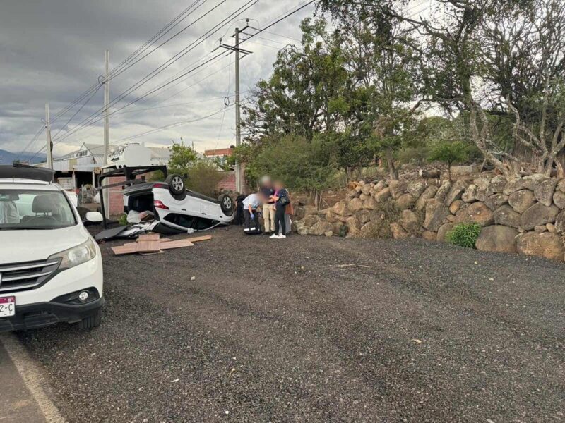 Vuelca camioneta en la Pátzcuaro-Morelia; no se reportan lesionados de gravedad