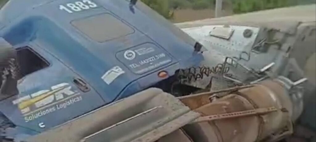 Vuelca tráiler en la autopista Pátzcuaro-Cuitzeo en accidente