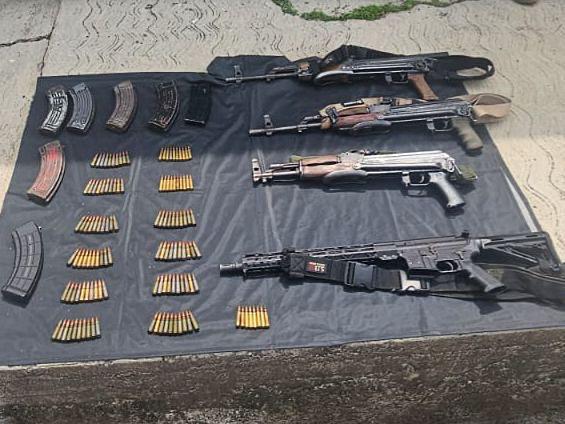 4 hombres son detenidos con armas largas, municiones y vehículos en Apatzingán