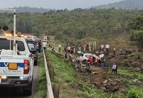 accidente automovilístico en la Uruapan-Pátzcuaro deja mujer sin vida