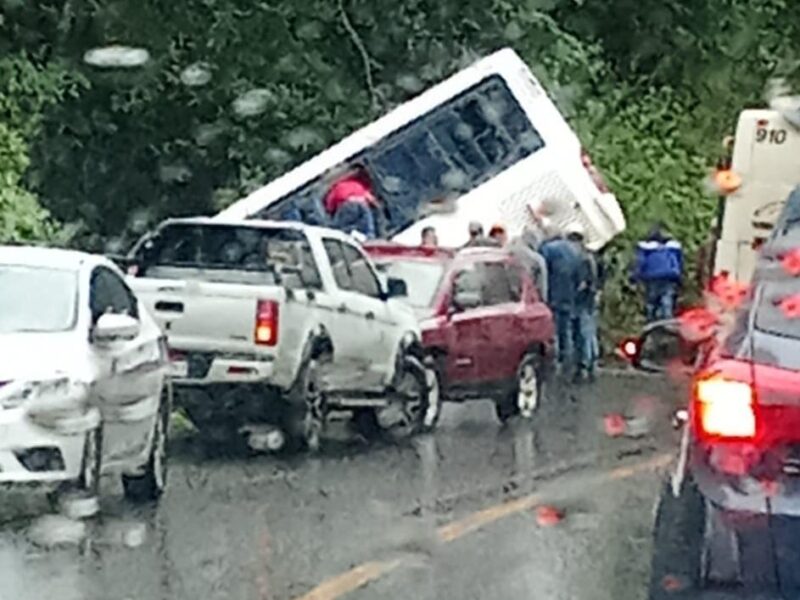 Accidente de Autobús en la Carretera Uruapan-Pátzcuaro: Chofer Pierde el Control en Tingambato, Michoacán