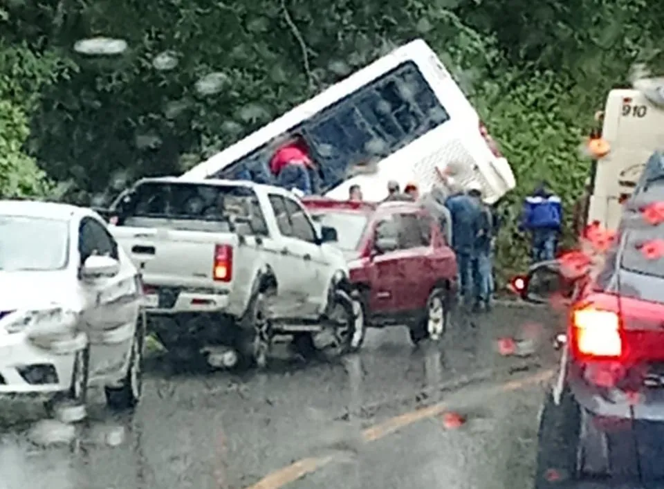 Accidente de Autobús en la Carretera Uruapan-Pátzcuaro: Chofer Pierde el Control en Tingambato, Michoacán