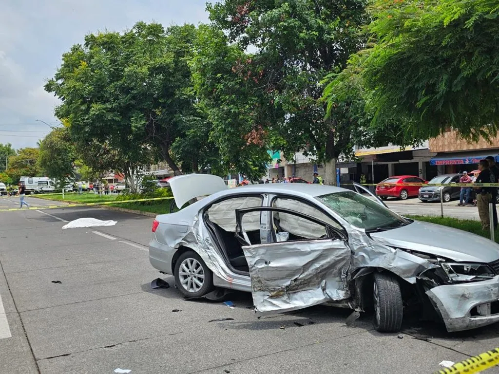 accidente vehicular sobre Avenida Latinoamericana de Uruapan deja un muerto