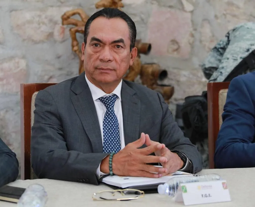 Adrián López anuncia orden de aprehensión