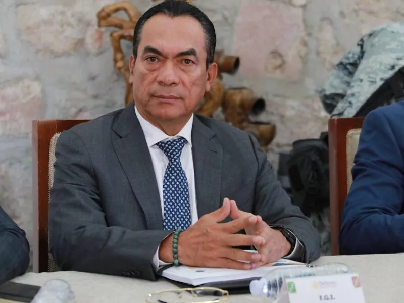 Adrián López anuncia orden de aprehensión