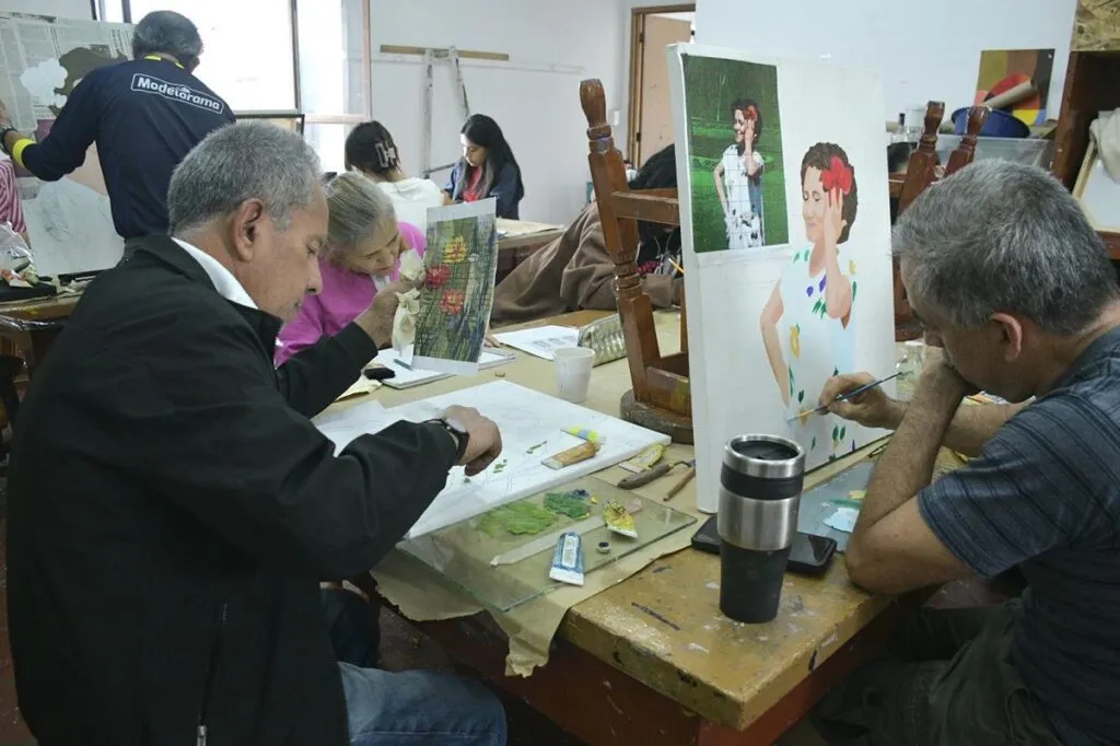 Adultos mayores en taller de pintura en Morelia