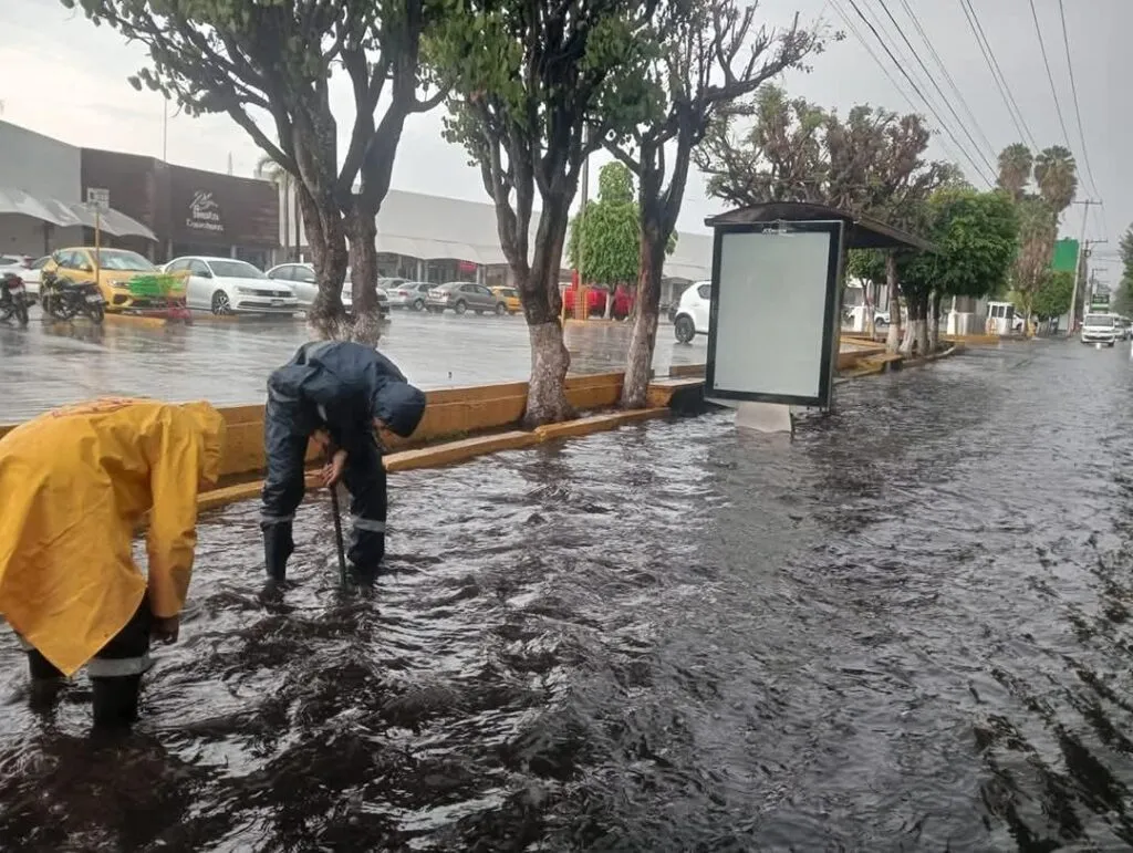 Alcanza agua nivel de banqueta en zonas bajas, tras lluvias de este miércoles en Morelia