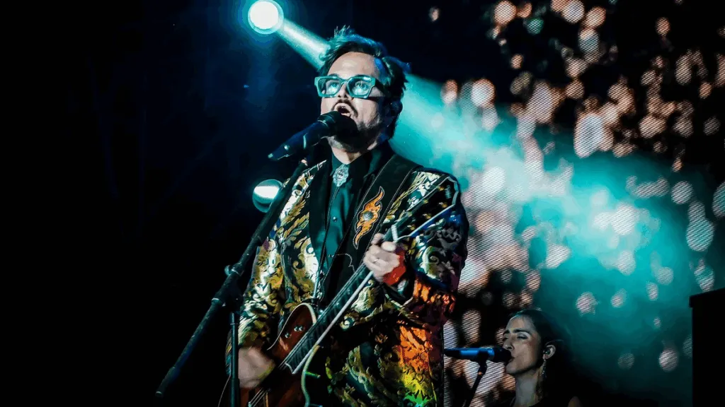 Aleks Syntek alza la voz contra la cosificación femenina en la música actual