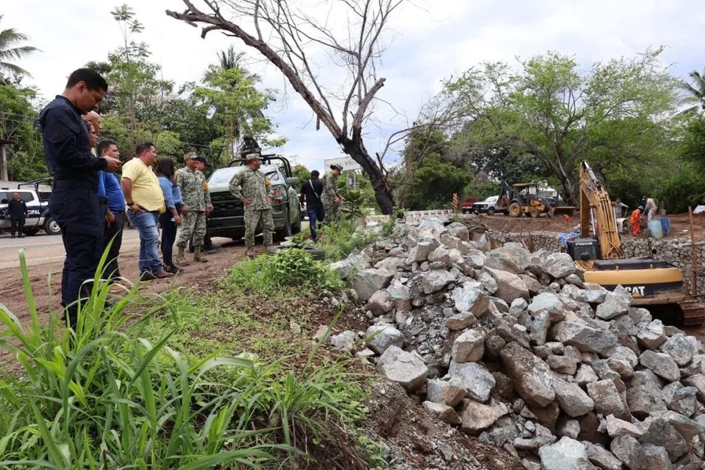 Alertan por riesgo de deslave en Lazaro Cardenas-2