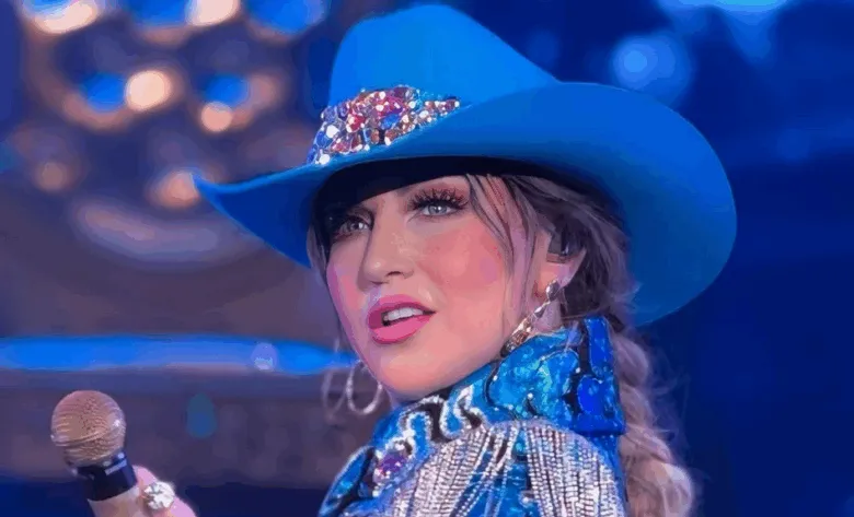 Alicia Villarreal en concierto con sombrero