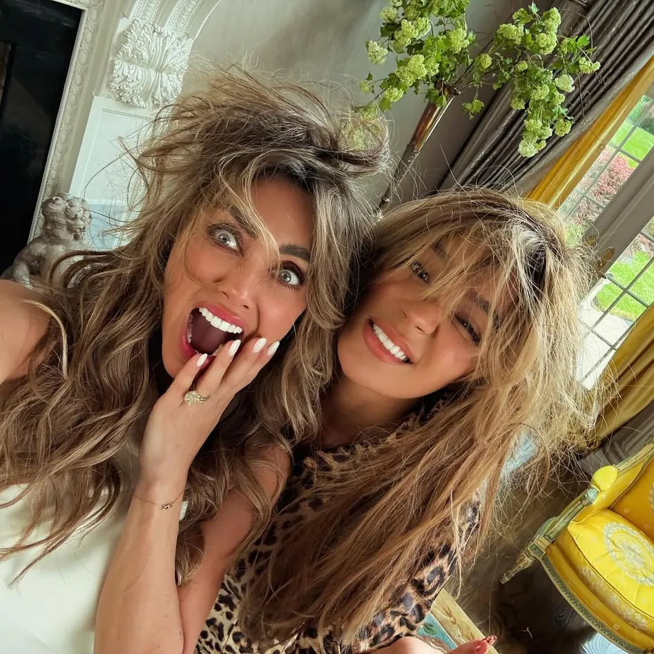 Anahí comparte el detrás de cámaras del rodaje con Karol G