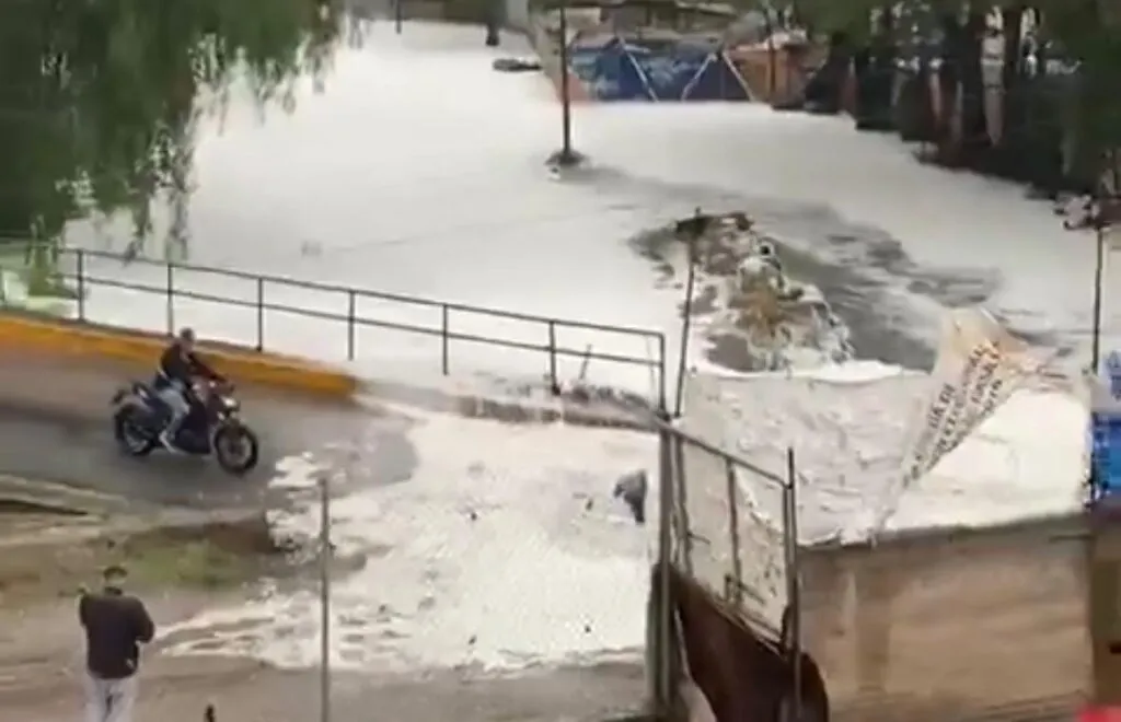 Analizan densa espuma que dejó el desbordamiento de Río Los Cuartos