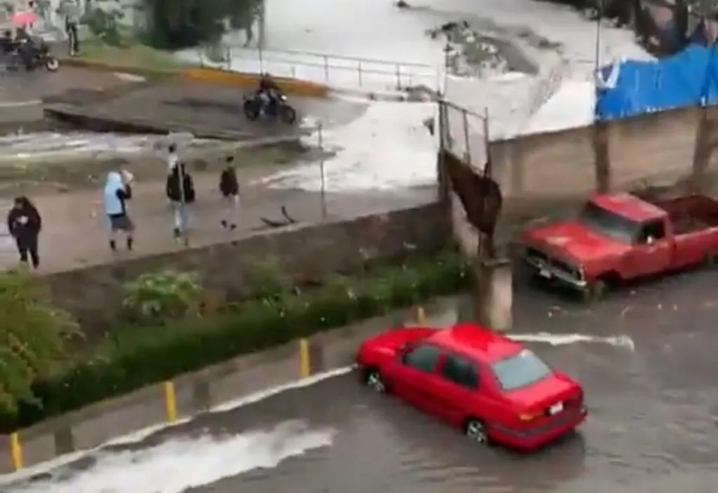 Analizan densa espuma que dejó el desbordamiento de Río Los Cuartos-2